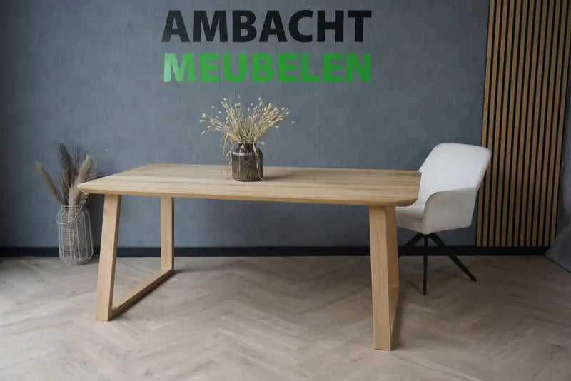 Verjongde Rechte Eiken Tafel met Ronde hoeken Eiken Trapezium